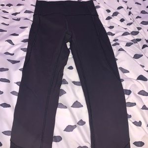 black lululemon cropped leggings